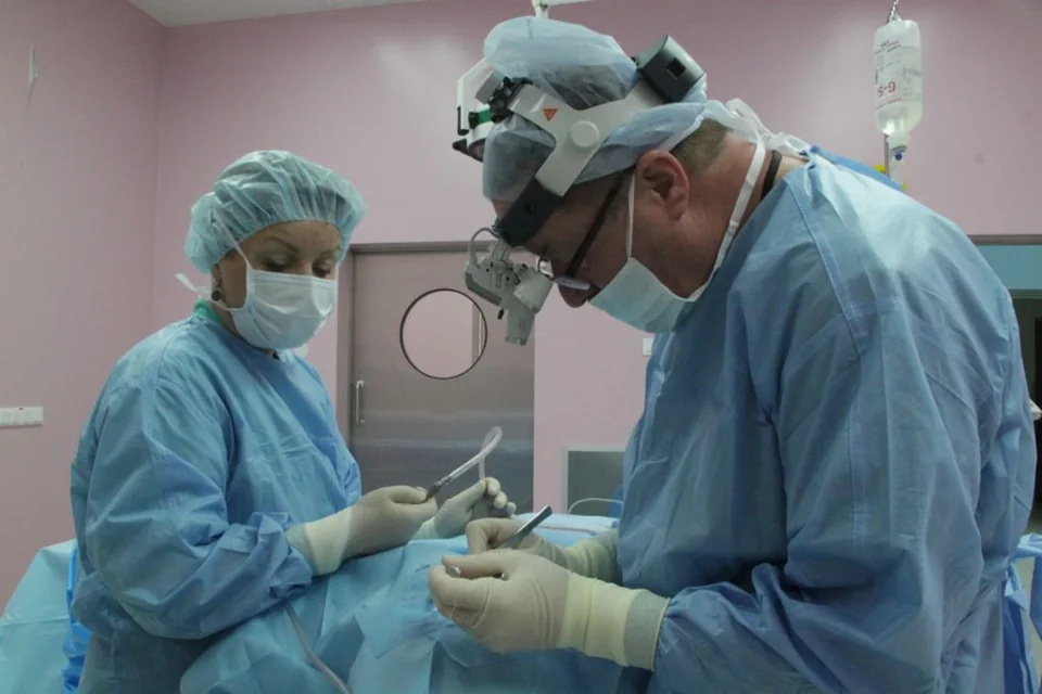 Zespół podczas zabiegu laryngologicznego — zdjęcie z dotychczasowej strony poradni